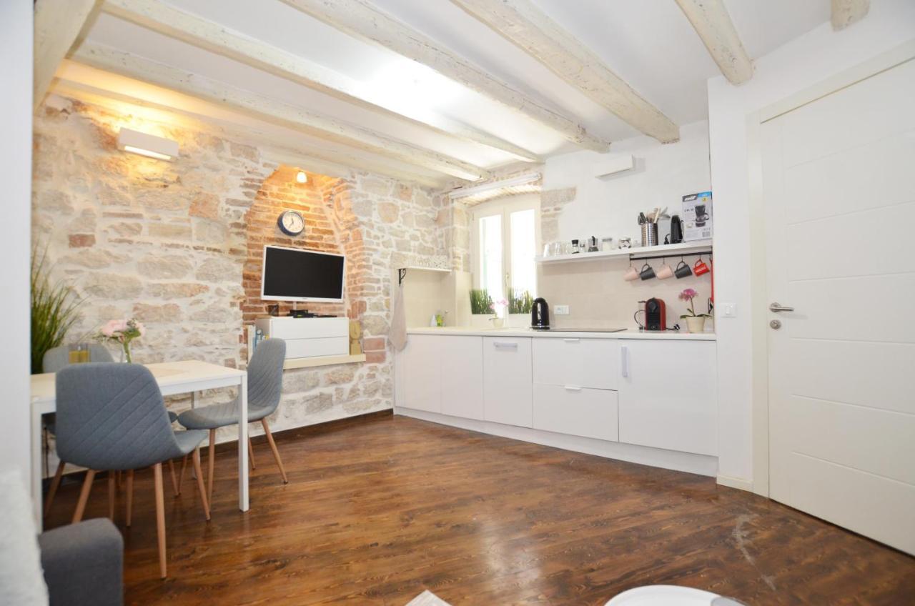 Pisinium Apartment Ровин Екстериор снимка