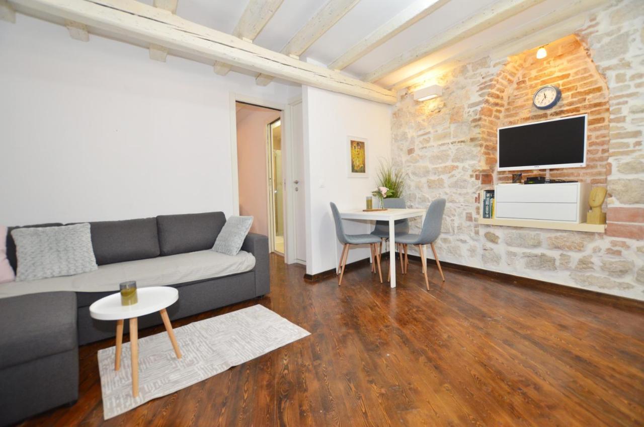 Pisinium Apartment Ровин Екстериор снимка
