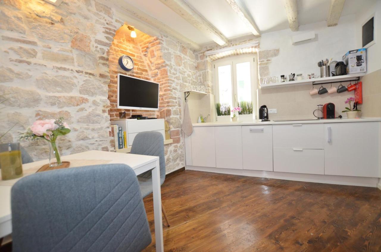 Pisinium Apartment Ровин Екстериор снимка