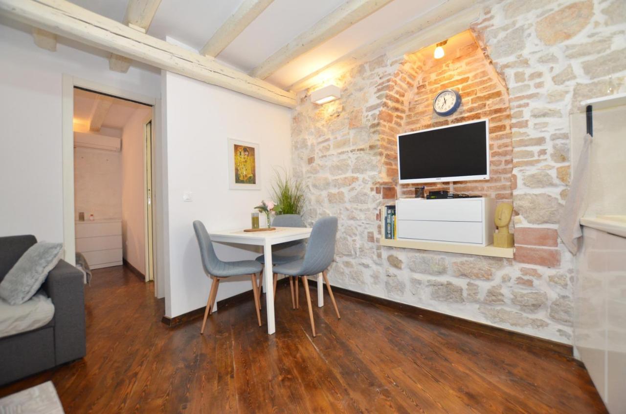 Pisinium Apartment Ровин Екстериор снимка