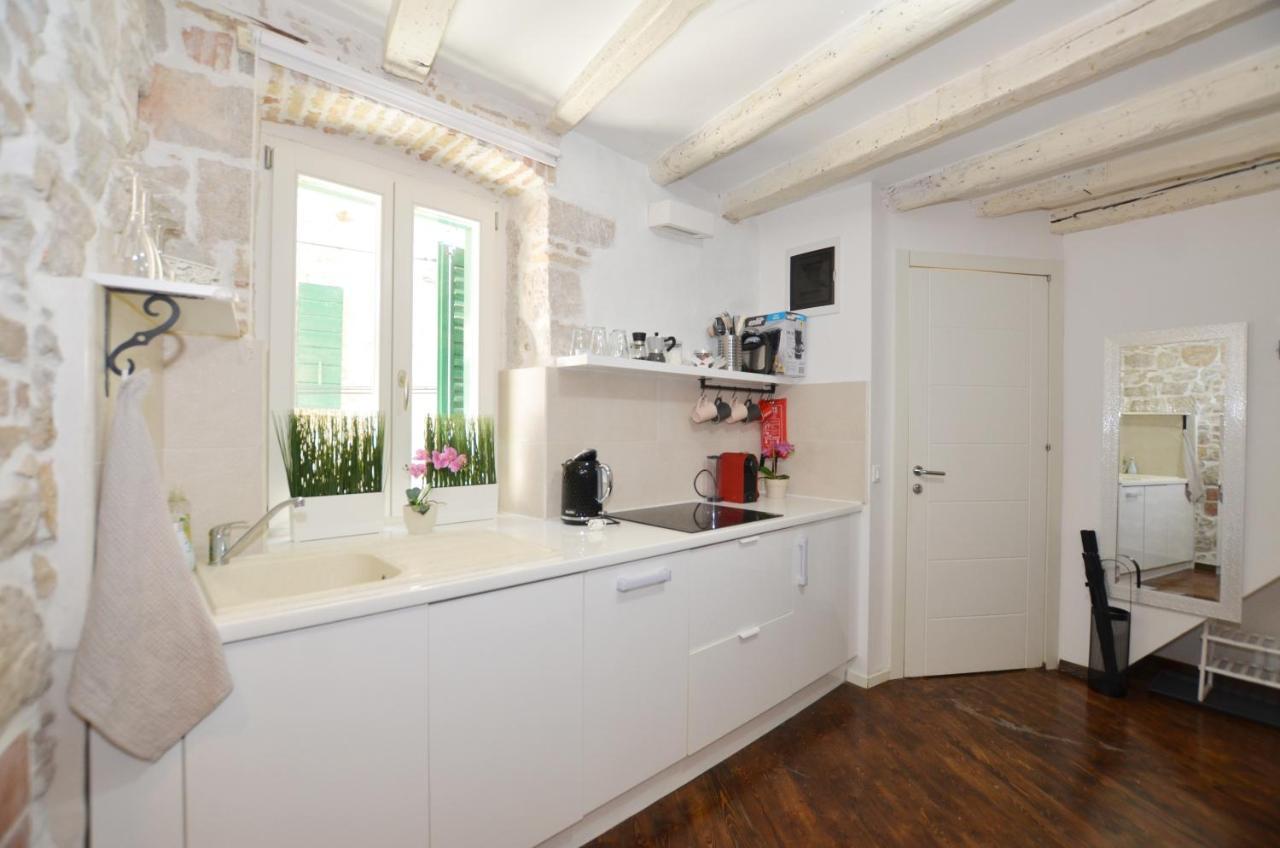 Pisinium Apartment Ровин Екстериор снимка