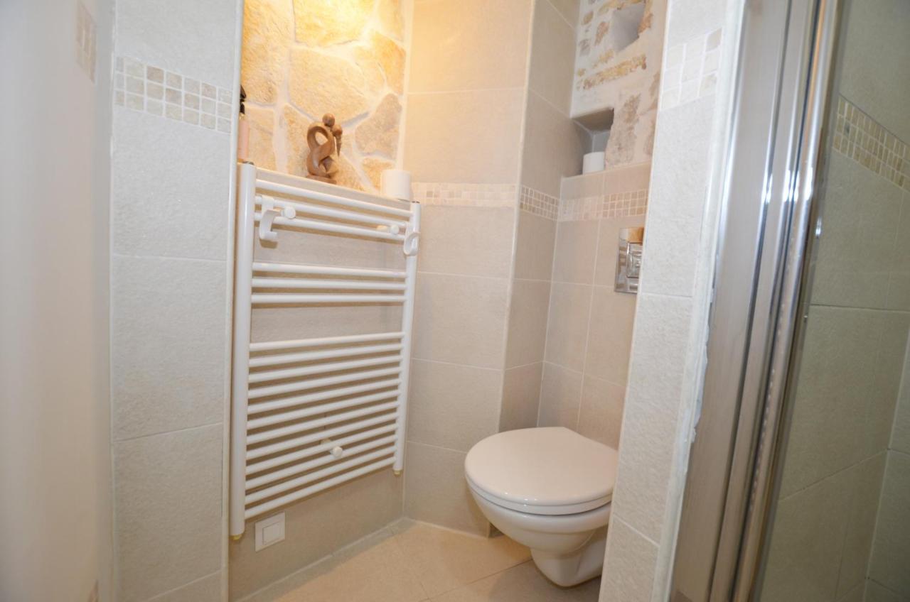 Pisinium Apartment Ровин Екстериор снимка