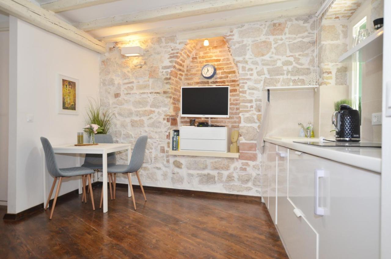 Pisinium Apartment Ровин Екстериор снимка